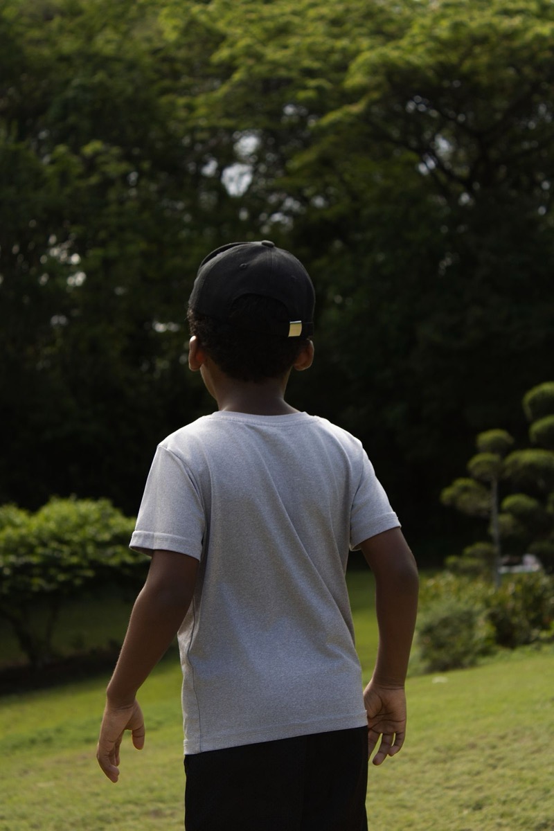 運動系の活動のイメージとなる、公園で遊びに向かう子どもの後ろ姿