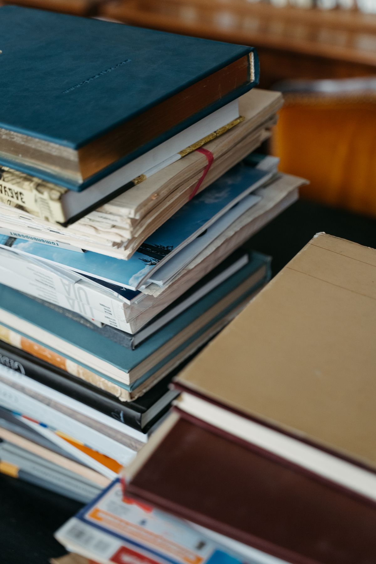 机に積み上げられた教科書とプリント、ノートの束。教科ごとの課題が同時に重なっていく中学の状態